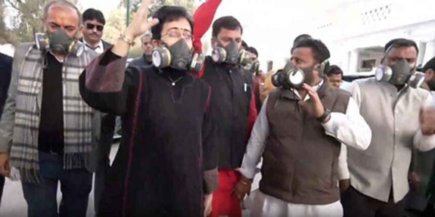 प्रदूषण को लेकर दिल्ली विधानसभा में हंगामा, ‘आप’ विधायकों ने किया विरोध प्रदर्शन