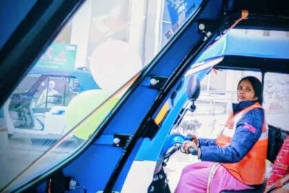 दिन-रात बेखौफ फर्राटा भरती हैं ट्रेनर दीदी और 60 सहेलियां, सेफ मोबिलिटी से बन रह