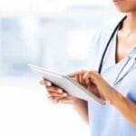 स्वास्थ्य व्यवस्था पर सवाल: टॉर्च जलाकर कराया गया प्रसव, सरकारी अस्पताल में महिल