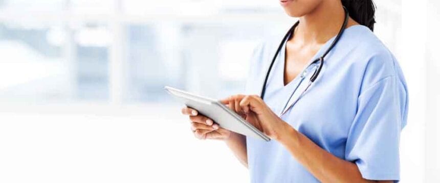 स्वास्थ्य व्यवस्था पर सवाल: टॉर्च जलाकर कराया गया प्रसव, सरकारी अस्पताल में महिल