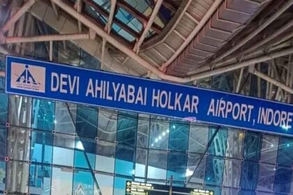 उड़ान के दौरान बिगड़ी तबीयत: इंदौर में एयर इंडिया एक्सप्रेस विमान की आपात लैंडिं