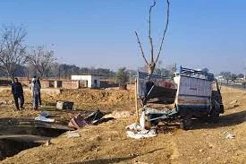 गुमला में रफ्तार का कहर: हाईवा ने पिकअप वैन को रौंदा, चार लोगों की मौके पर मौत