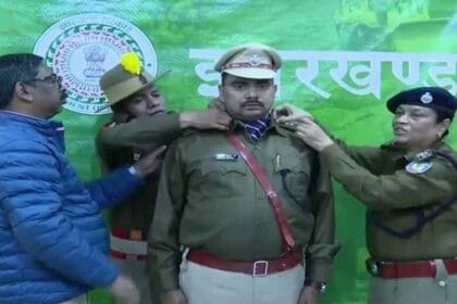 आईपीएस प्रमोट अधिकारियों को मुख्यमंत्री हेमंत सोरेन ने बैच पहनाकर किया सम्मानित