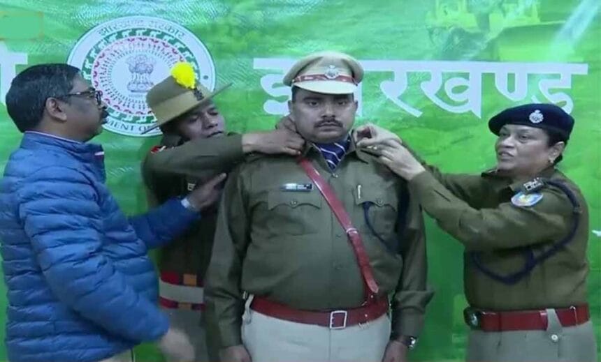 आईपीएस प्रमोट अधिकारियों को मुख्यमंत्री हेमंत सोरेन ने बैच पहनाकर किया सम्मानित