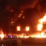 धुएँ के गुबार में लिपटा कराची, मॉल में भीषण आग से हड़कंप