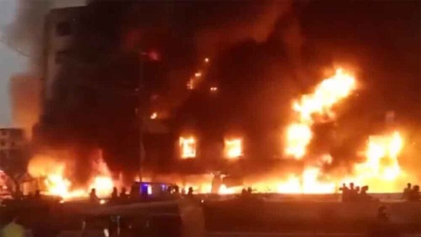 धुएँ के गुबार में लिपटा कराची, मॉल में भीषण आग से हड़कंप 1 धुएँ के गुबार में लिपटा कराची, मॉल में भीषण आग से हड़कंप
