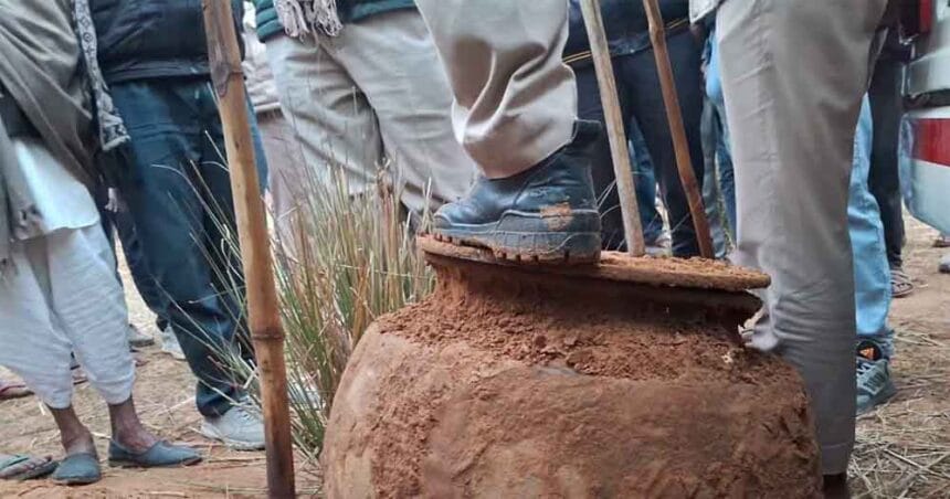 निवाई में रहस्यमय घड़ा: दिन भर की जांच के बाद रात को दोबारा खुदाई