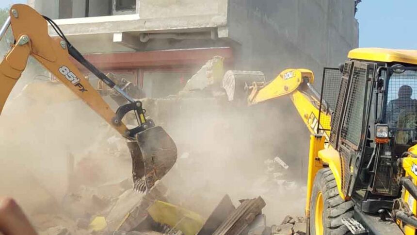 अपराधियों पर प्रशासन का वार, कोटा में हिस्ट्रीशीटर आदिल मिर्जा का घर जमींदोज