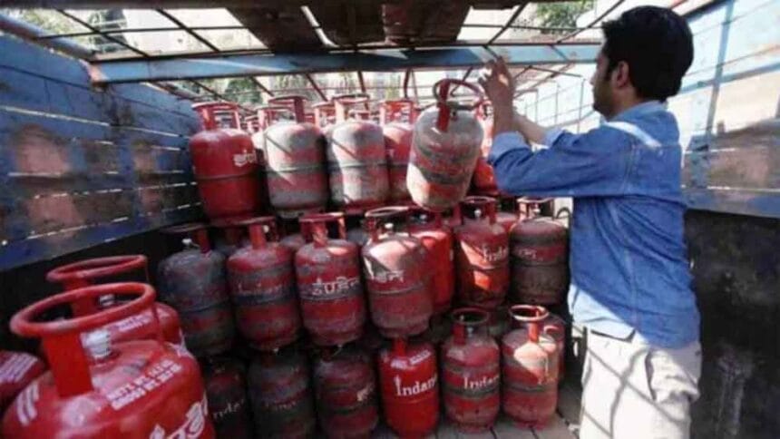 होली से पहले खुशखबरी: दिल्ली में किन उपभोक्ताओं को मिलेगा सिलेंडर का पैसा, जानिए