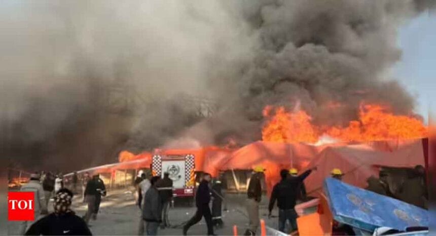 माघ मेला अग्निकांड: पूजा के समय आश्रम में आग, आधा दर्जन टेंट राख, दमकलकर्मी घायल