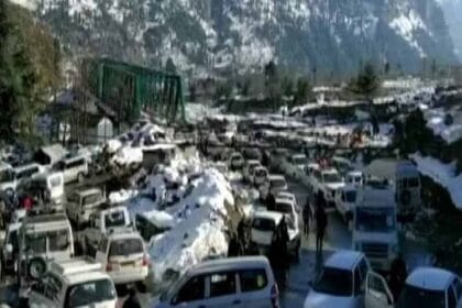 पर्यटन नगरी बनी मुसीबत नगरी: मनाली में 15 KM ट्रैफिक जाम, ठप हुई बिजली-पानी व्यव