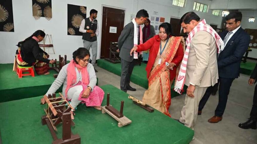 मुख्यमंत्री डॉ. यादव ने रेशम उत्पादन की बारीकियों को जाना और बुनकरों से किया संव