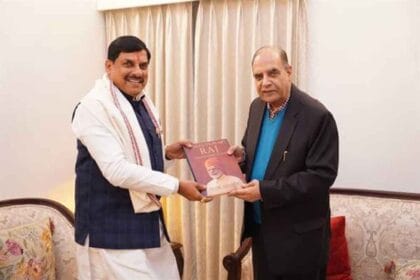 पद्मश्री लेखक आलोक मेहता ने मुख्यमंत्री डॉ. यादव को भेंट की ‘मोदी राज के 25 वर्ष