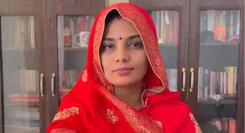 थाने में 4 घंटे इंतज़ार के बाद भी नहीं दर्ज हुआ बयान, नेहा राठौर ने कहा– अपने शब