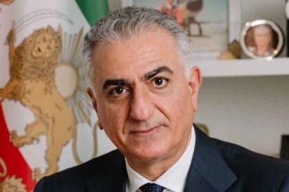 ईरान में विरोध की नई आवाज़: रजा पहलवी कौन हैं और अमेरिका से उनका क्या रिश्ता है