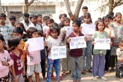 किसानों की अगली पीढ़ी सड़क पर: पांगरी बांध मुआवजे को लेकर बुरहानपुर में बच्चों क