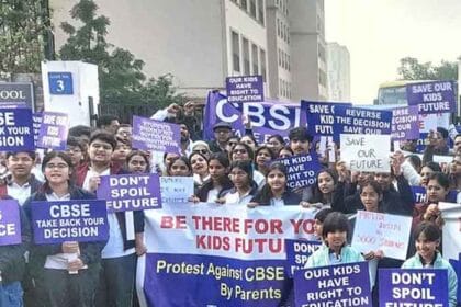 5500 बच्चों का भविष्य संकट में: नीरजा मोदी स्कूल की मान्यता रद्द के विरोध में अभ