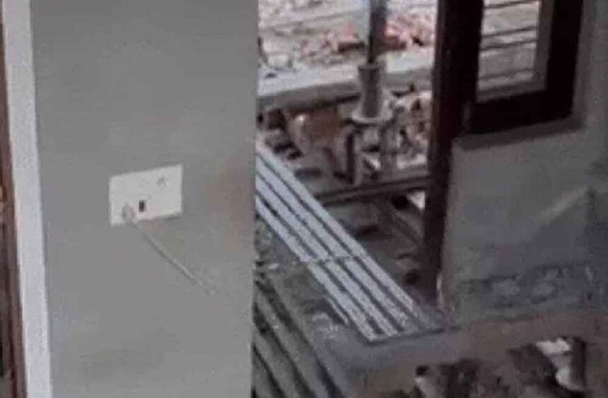 हाइवे के बीच खड़ा था घर, किसान ने हटाने की बजाय पूरा खिसकाया