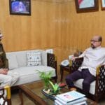 राजभवन में सौजन्य मुलाकात: पुलिस कमिश्नर शुक्ला ने राज्यपाल डेका से की भेंट