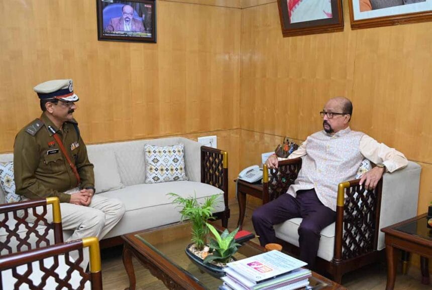 राजभवन में सौजन्य मुलाकात: पुलिस कमिश्नर शुक्ला ने राज्यपाल डेका से की भेंट 1 राजभवन में सौजन्य मुलाकात: पुलिस कमिश्नर शुक्ला ने राज्यपाल डेका से की भेंट