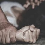 बॉयफ्रेंड के साथ जंगल घूमने गई थी युवती, तभी आए दो लोग और फिर