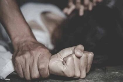 बॉयफ्रेंड के साथ जंगल घूमने गई थी युवती, तभी आए दो लोग और फिर