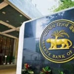 रुपये की गिरावट रोकने के लिए RBI का बड़ा फैसला, 9.7 अरब डॉलर की बिक्री