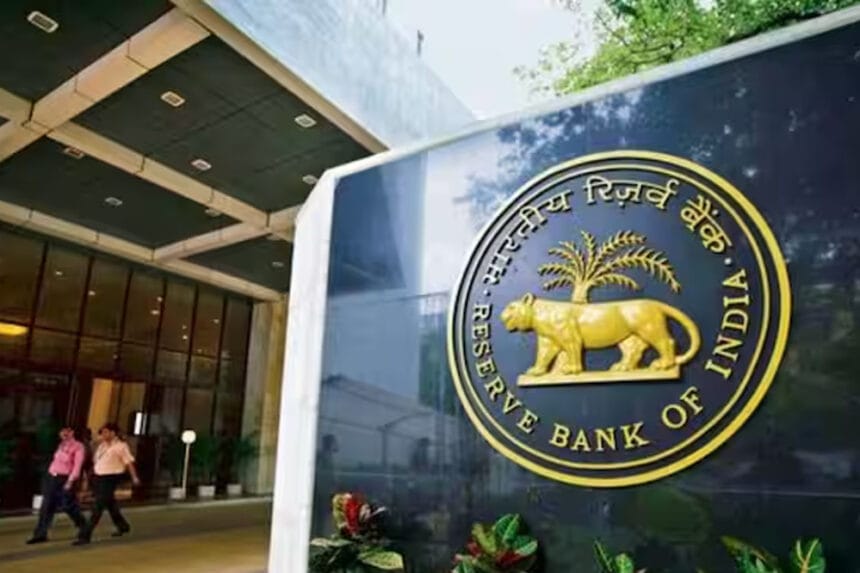 रुपये की गिरावट रोकने के लिए RBI का बड़ा फैसला, 9.7 अरब डॉलर की बिक्री