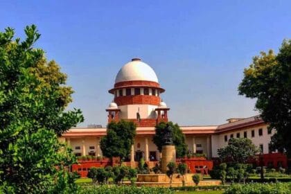 संसद से सावरकर की तस्वीर हटाने की याचिका पर SC भड़का, कहा– ऐसे मामलों से बचें