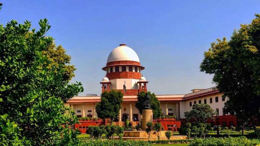 संसद से सावरकर की तस्वीर हटाने की याचिका पर SC भड़का, कहा– ऐसे मामलों से बचें