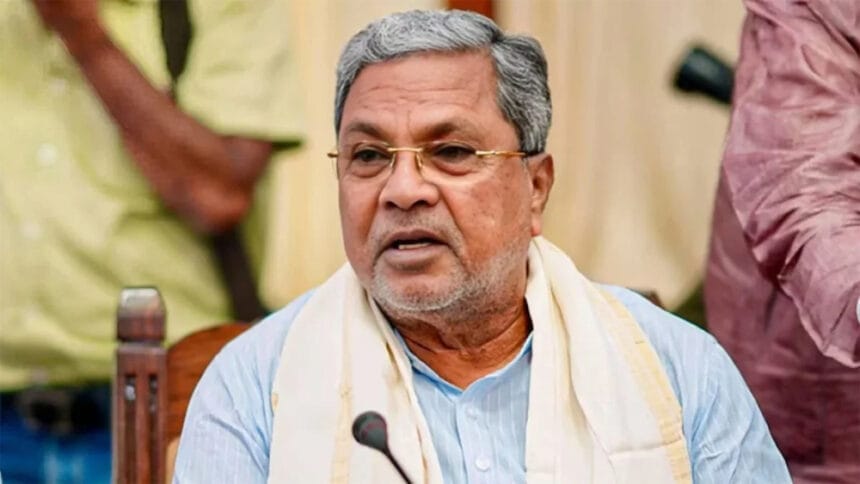 सियासी संकट गहरा, CM सिद्धारमैया ने राज्यपाल को केंद्र के खिलाफ सुनाई आपत्ति 1 सियासी संकट गहरा, CM सिद्धारमैया ने राज्यपाल को केंद्र के खिलाफ सुनाई आपत्ति