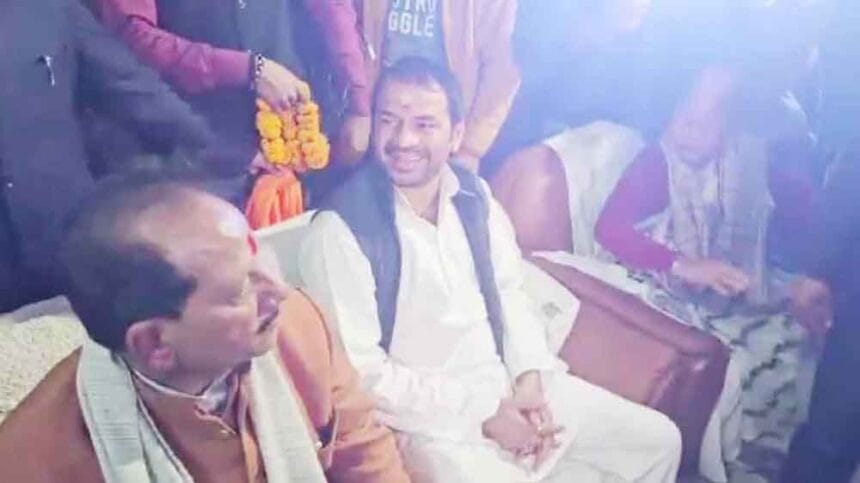 लालू के ‘लाल’ को NDA का न्योता! विजय सिन्हा के भोज में दिखे तेज प्रताप यादव