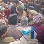 दलित महिला हत्याकांड: मेरठ में सड़क पर उतरे परिजन, 5 घंटे से प्रदर्शन, बुलडोजर ए