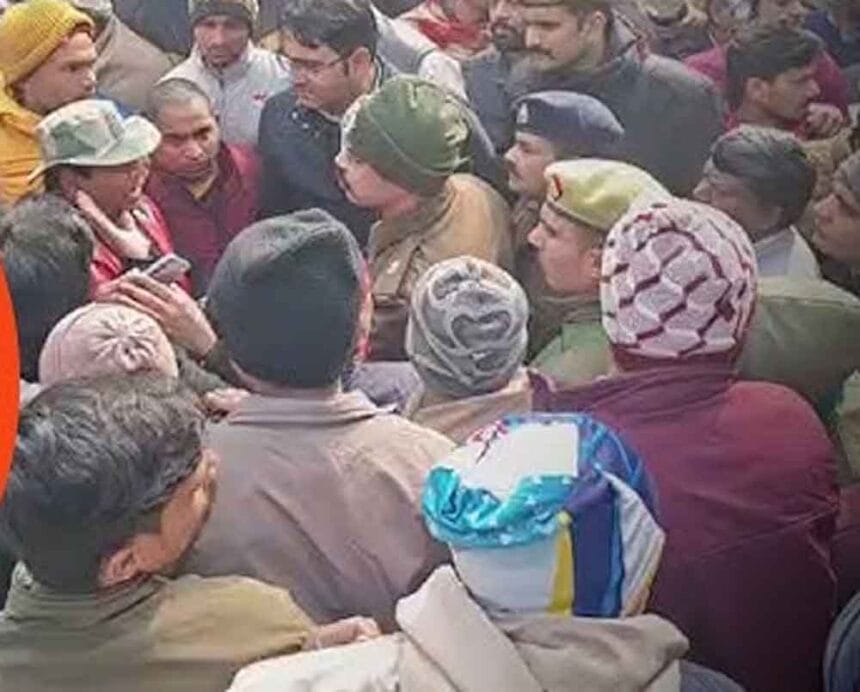 दलित महिला हत्याकांड: मेरठ में सड़क पर उतरे परिजन, 5 घंटे से प्रदर्शन, बुलडोजर ए