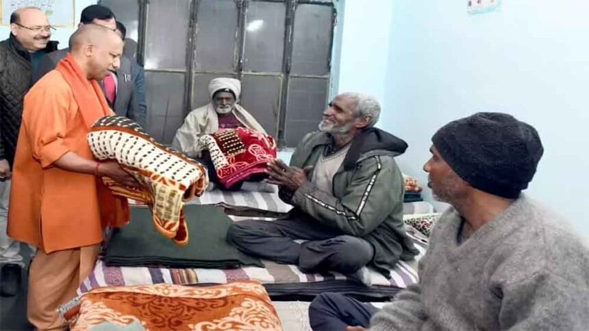 मुख्यमंत्री योगी आदित्यनाथ ने काशी के टाउनहॉल रैन बसेरे की देखी व्यवस्था