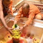 बाबा विश्वनाथ के दरबार में लगाई हाज़िरी, ‘काशी कोतवाल’ के दर पर भी झुकाया शीश