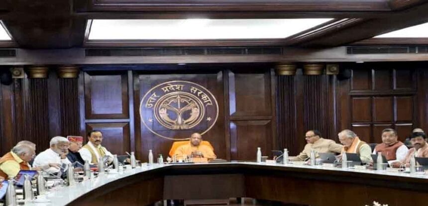 योगी सरकार का शिक्षा वर्ग पर मेगा फैसला: इलाज कैशलेस, 30 अहम प्रस्तावों पर लगी म