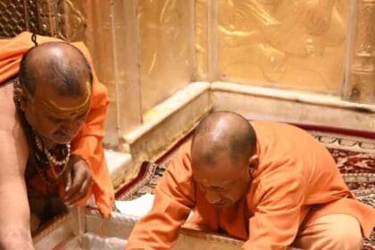 बाबा विश्वनाथ के दरबार में लगाई हाज़िरी, ‘काशी कोतवाल’ के दर पर भी झुकाया शीश