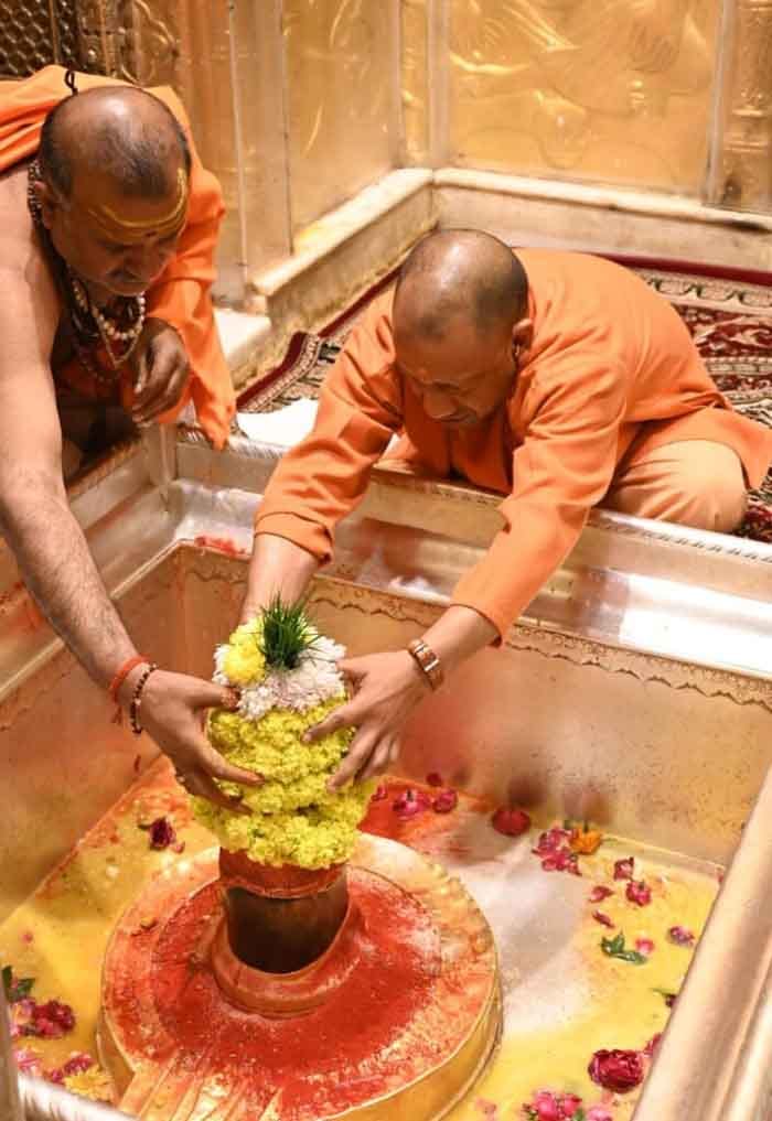 बाबा विश्वनाथ के दरबार में लगाई हाज़िरी, ‘काशी कोतवाल’ के दर पर भी झुकाया शीश