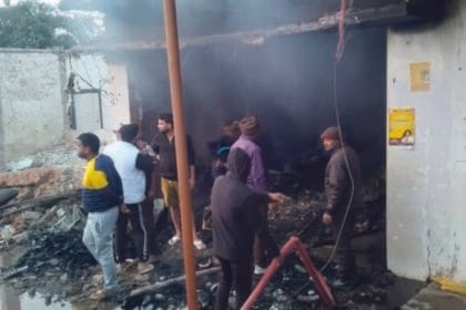 भयंकर अग्निकांड: कपड़ा दुकान में लगी आग से भारी नुकसान