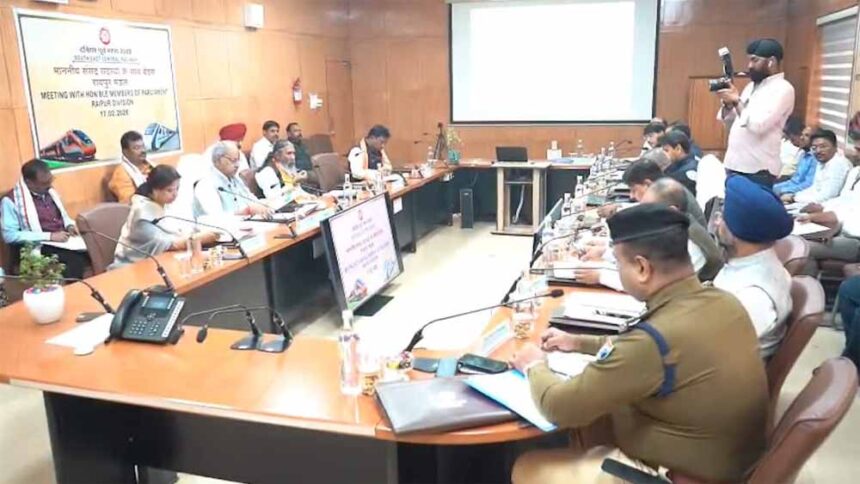 री-डेवलपमेंट कार्य में देरी पर सांसद नाराज़, दपूमरे जीएम तरुण प्रकाश के साथ अहम