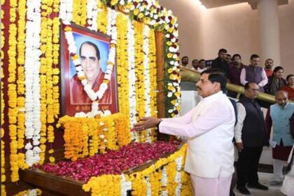 मुख्यमंत्री डॉ. यादव ने विधानसभा के पूर्व अध्यक्ष स्व. शुक्ल की जयंती पर किया नम