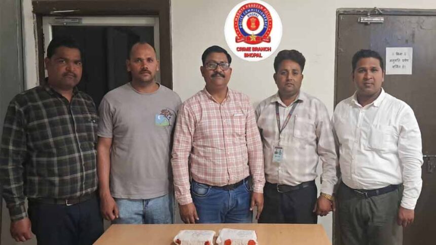 डेढ़ लाख रुपए और 500 ग्राम चरस के साथ दो तस्कर गिरफ्तार, क्राइम ब्रांच की बड़ी क