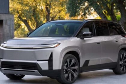 Toyota ने पेश की 3-रो इलेक्ट्रिक SUV, जानें क्या होगी भारत में उपलब्धता