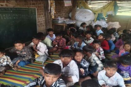 बड़वानी में शिक्षा की दुर्दशा:गाय-बकरियों के तबेले में ठूंसे गए 40 आदिवासी बच्चे