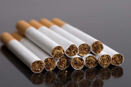 सिगरेट की बढ़ी कीमतें, निवेशकों ने शेयर बेचे – बाजार में हलचल