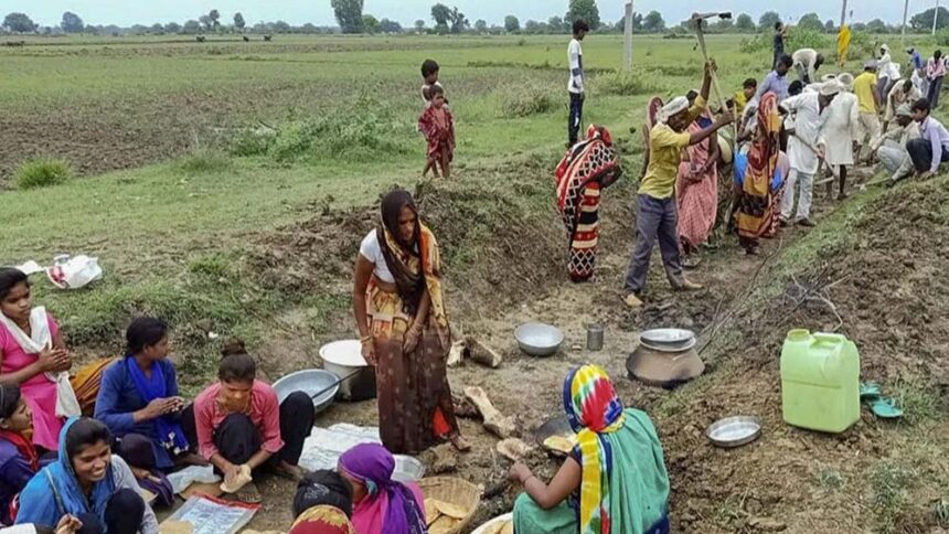 कोविड के दौरान 10 लाख मजदूर परिवारों के नाम हटाए गए, 6 साल में केवल 1% को मिला 1 1 कोविड के दौरान 10 लाख मजदूर परिवारों के नाम हटाए गए, 6 साल में केवल 1% को मिला 1