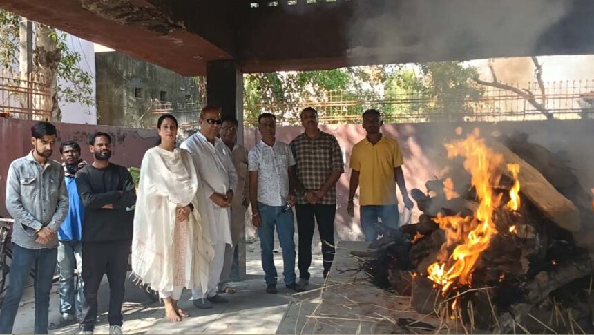 सामाजिक जिम्मेदारी का उदाहरण: ‘सेवा एक नई पहल’ द्वारा अंतिम संस्कार में की सेवा