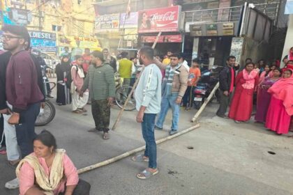 बुलडोजर कार्रवाई से उजड़े 10 परिवार, विरोध में रातू रोड पर चक्का जाम