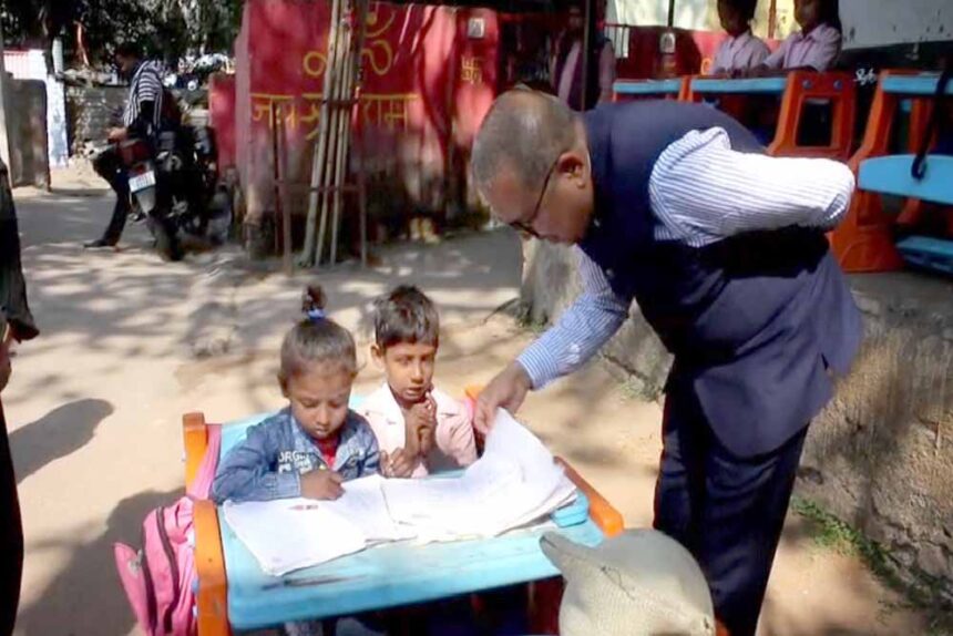 बच्चे का मासूम जवाब—चूहे ने कॉपी खा ली, DC अजय नाथ झा का मानवीय फैसला चर्चा में